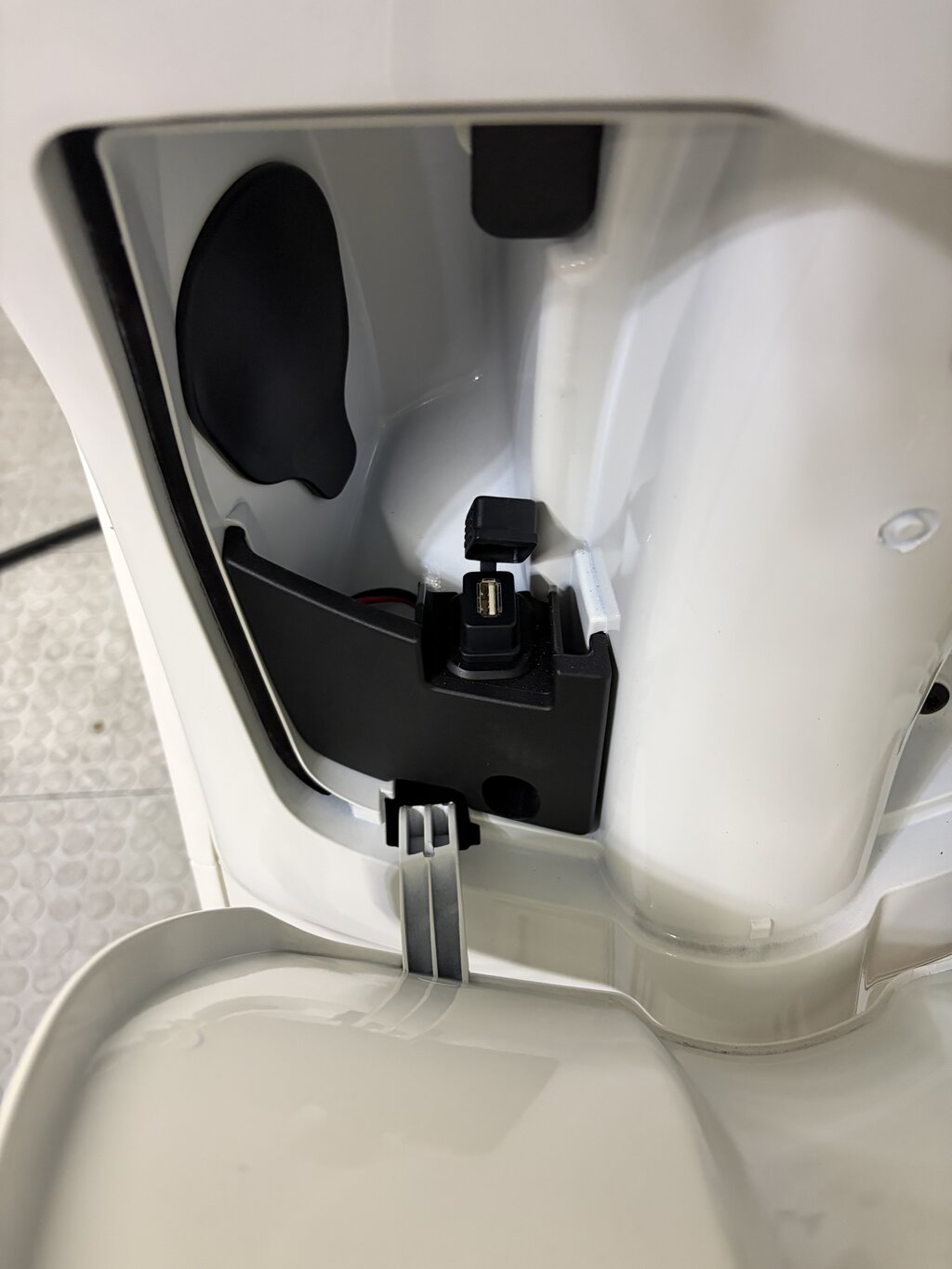 scooter_inner_compartment.JPG